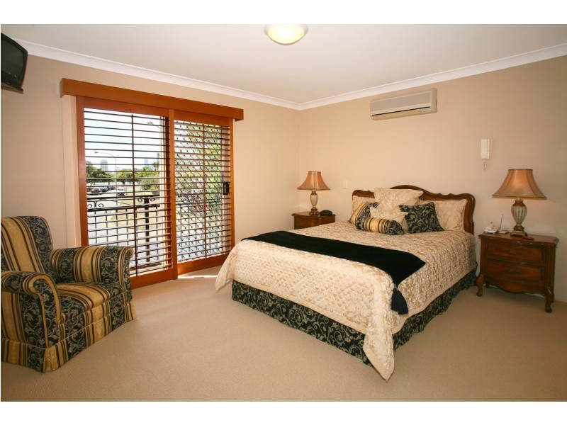 2/24-26 Brighton Parade, Southport QLD 4215