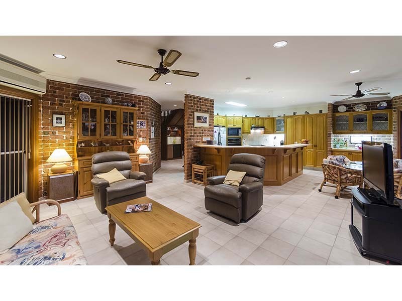 29 Hume Parade, Paradise Point QLD 4216