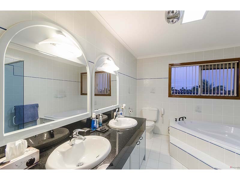 29 Hume Parade, Paradise Point QLD 4216