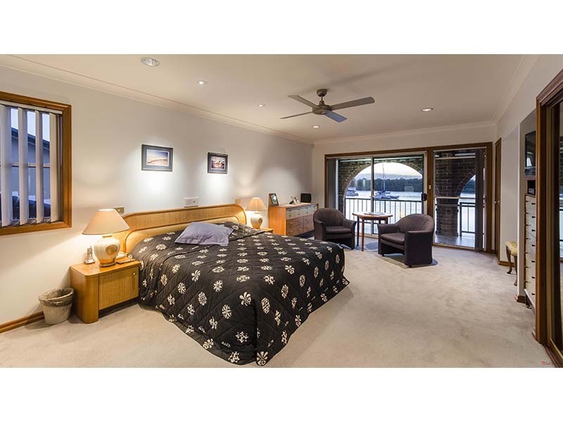 29 Hume Parade, Paradise Point QLD 4216