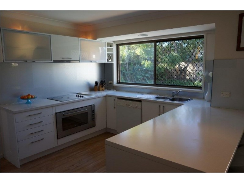 4 McIlwraith Avenue, Sorrento QLD 4217
