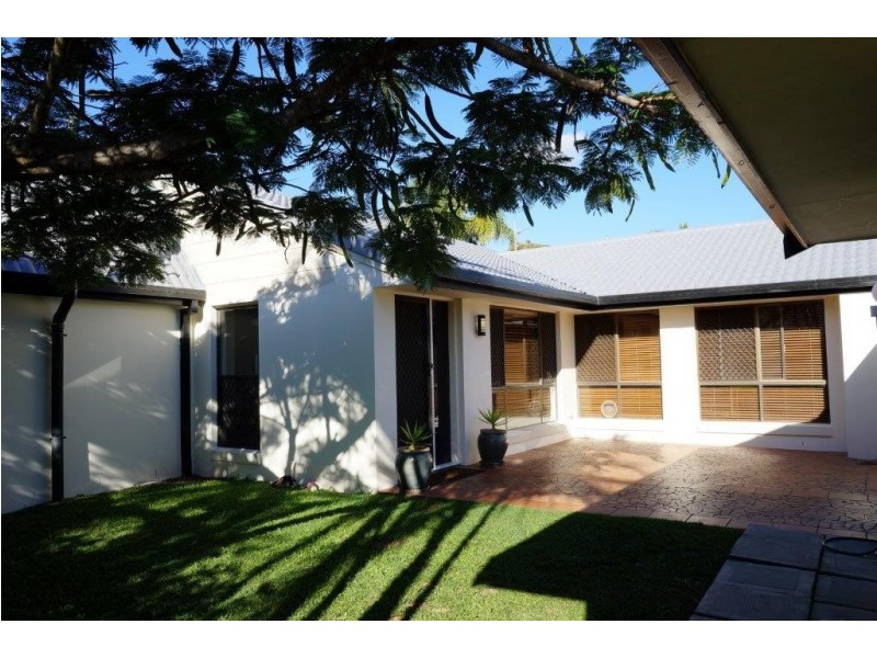 4 McIlwraith Avenue, Sorrento QLD 4217