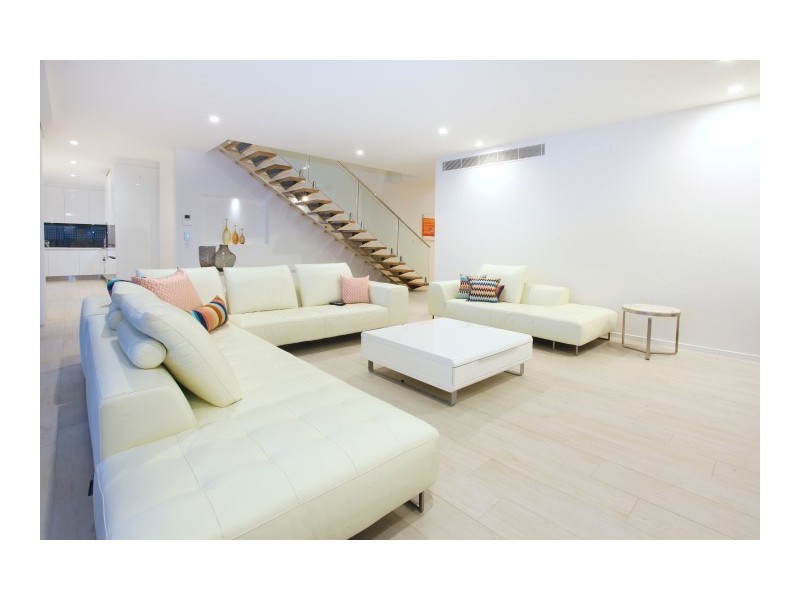 10 Winter Haven Key, Broadbeach Waters QLD 4218