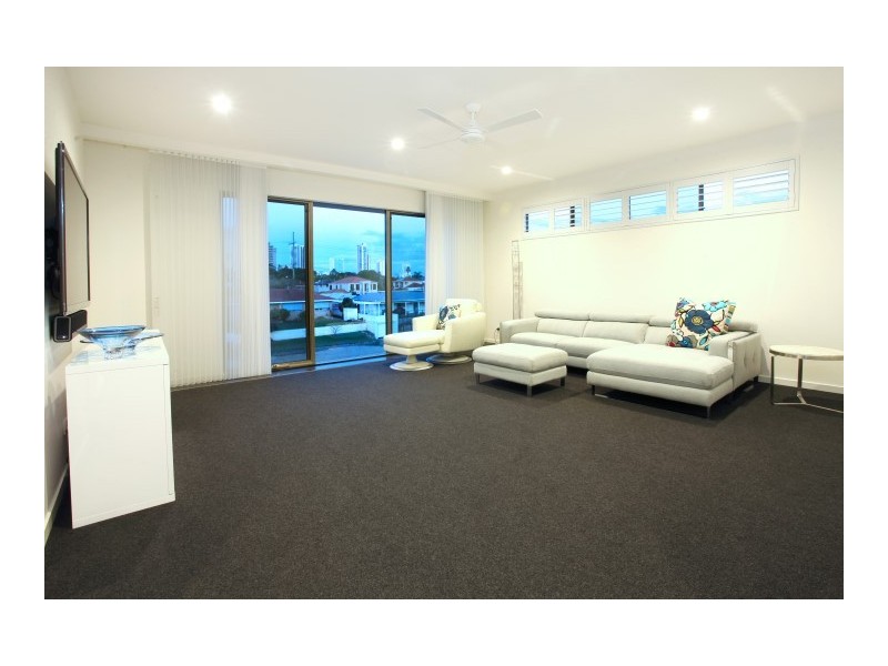 10 Winter Haven Key, Broadbeach Waters QLD 4218