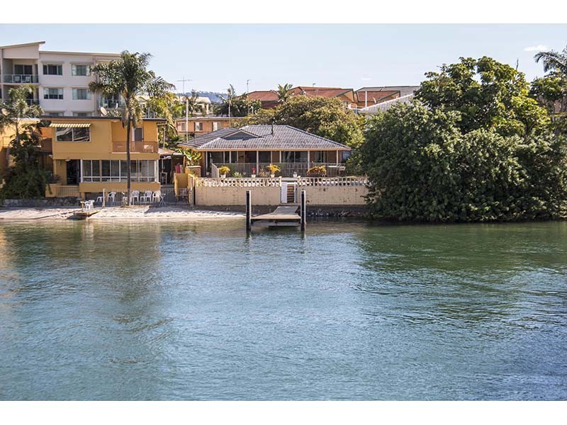 33 Tarcoola Crescent, Chevron Island QLD 4217