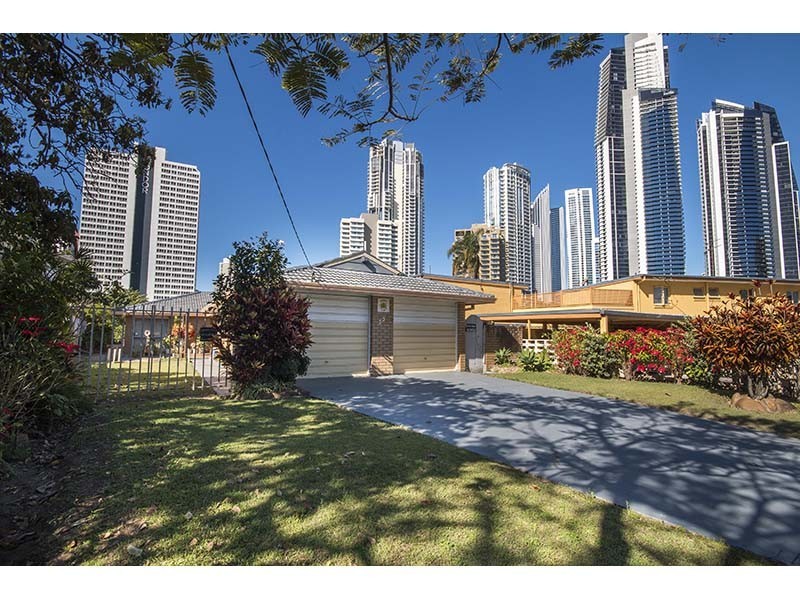 33 Tarcoola Crescent, Chevron Island QLD 4217