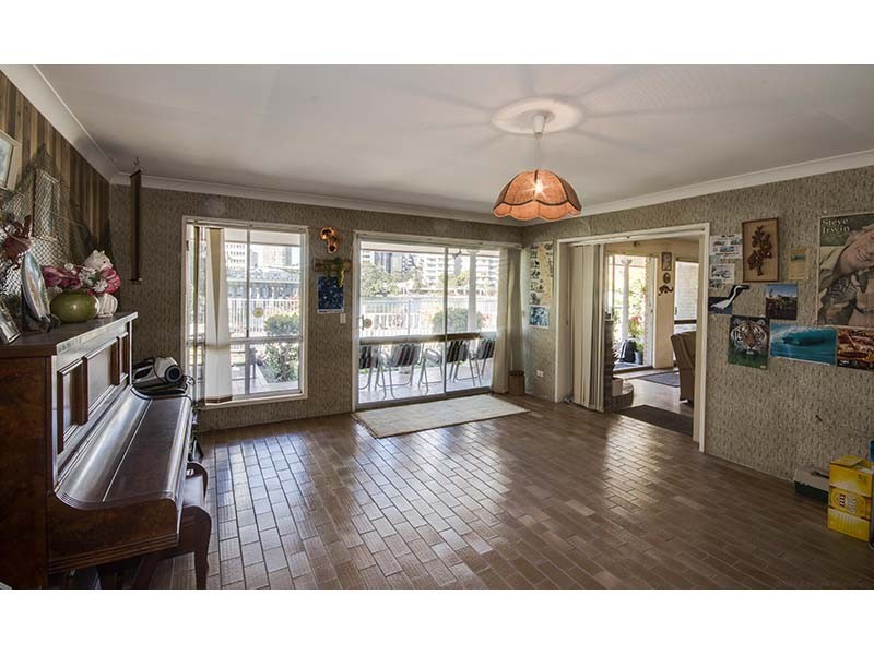 33 Tarcoola Crescent, Chevron Island QLD 4217