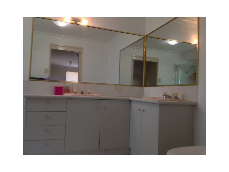 4 Breakspear Road, Molendinar QLD 4214