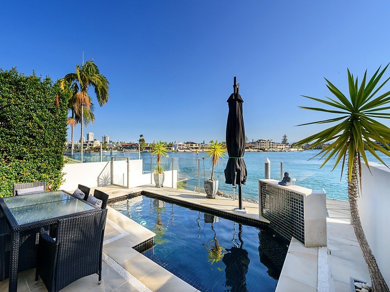 2/269 Stanhill Drive, Chevron Island QLD 4217