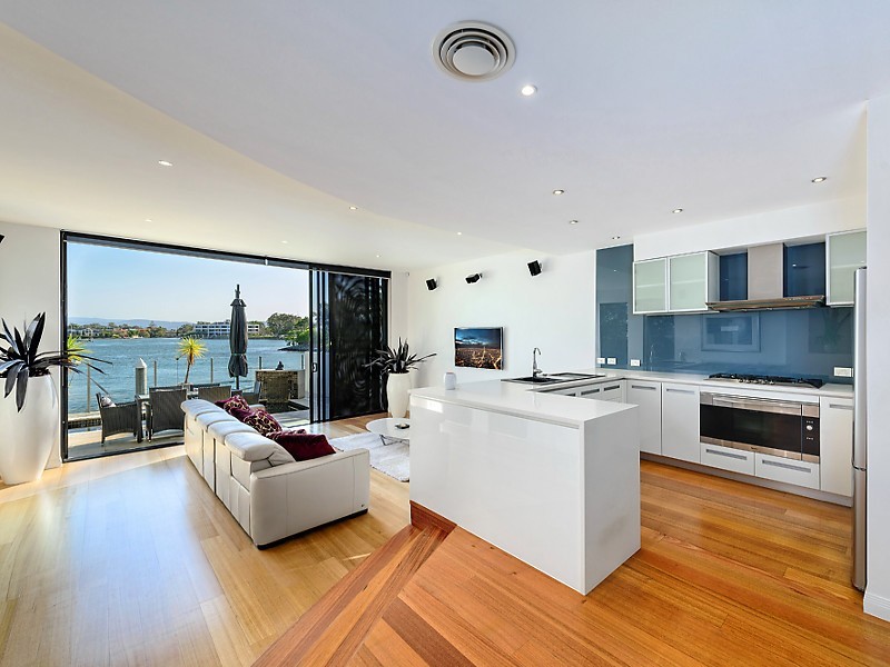 2/269 Stanhill Drive, Chevron Island QLD 4217