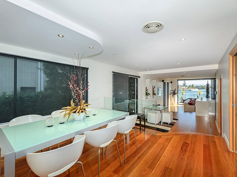 2/269 Stanhill Drive, Chevron Island QLD 4217