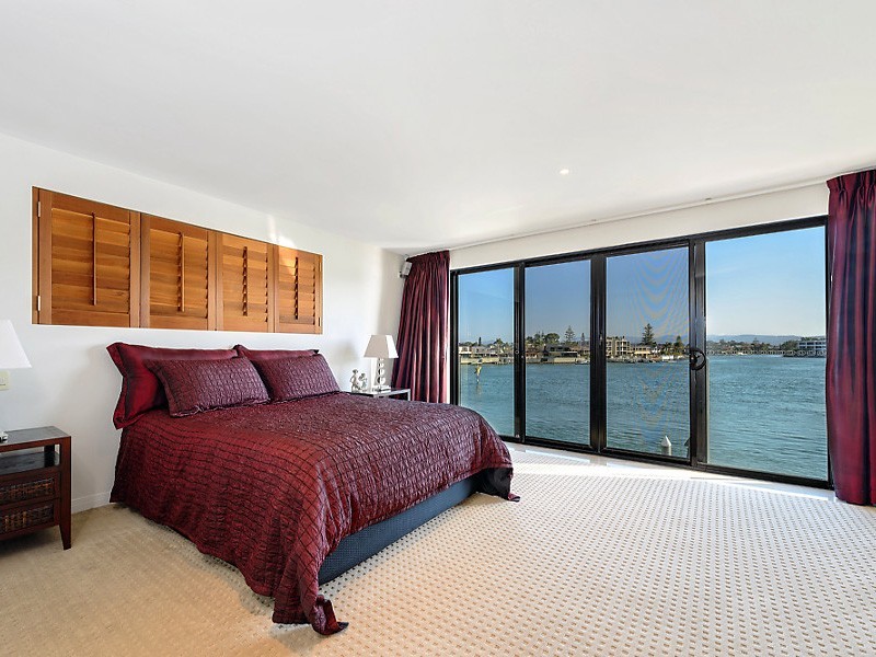 2/269 Stanhill Drive, Chevron Island QLD 4217