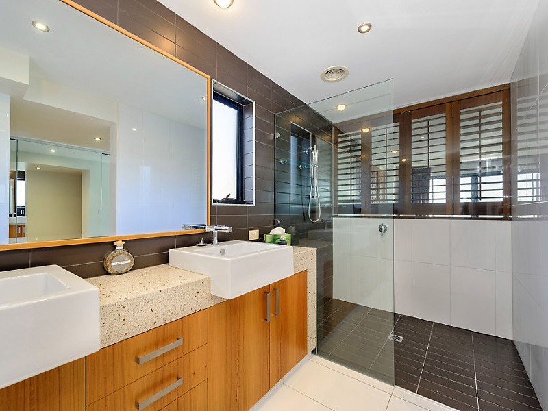 2/269 Stanhill Drive, Chevron Island QLD 4217