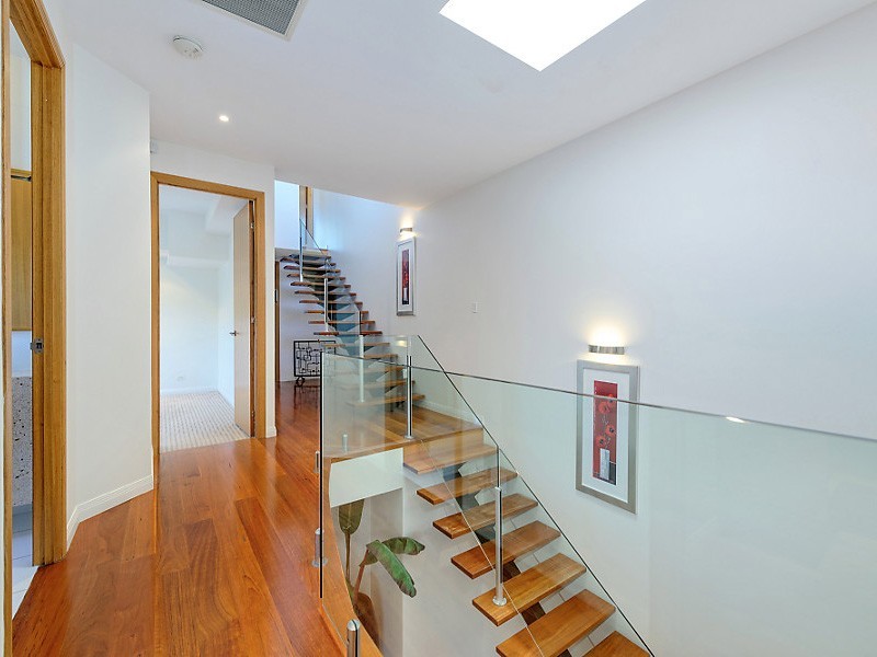 2/269 Stanhill Drive, Chevron Island QLD 4217