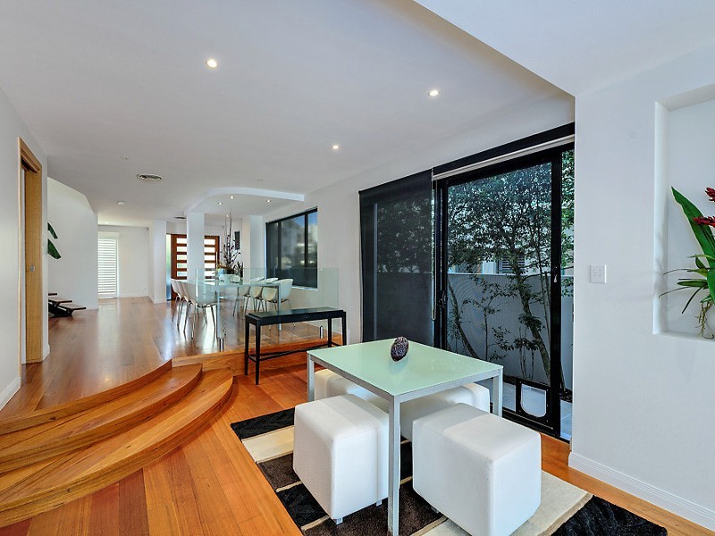 2/269 Stanhill Drive, Chevron Island QLD 4217