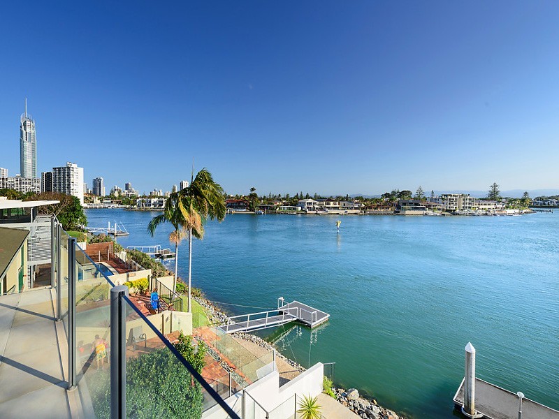 2/269 Stanhill Drive, Chevron Island QLD 4217