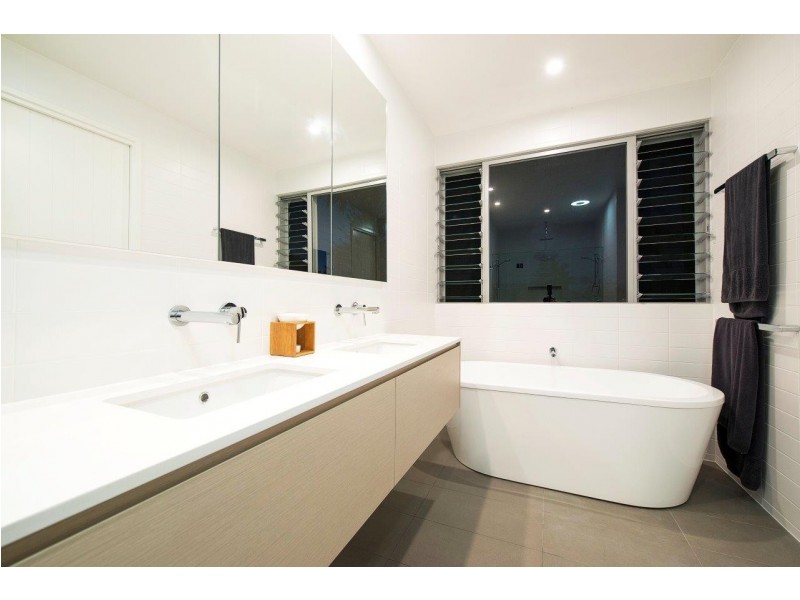 22 Verona Avenue, Isle Of Capri QLD 4217