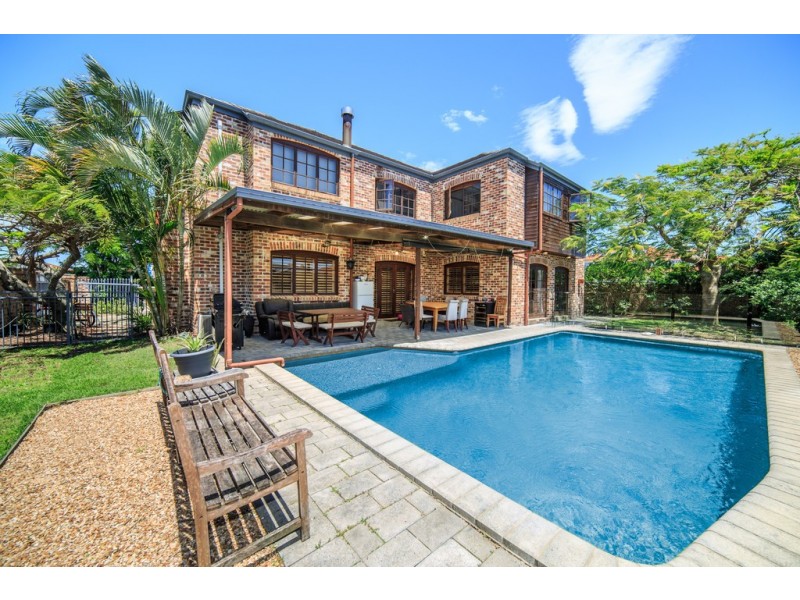 8 Renate Way, Benowa Waters QLD 4217