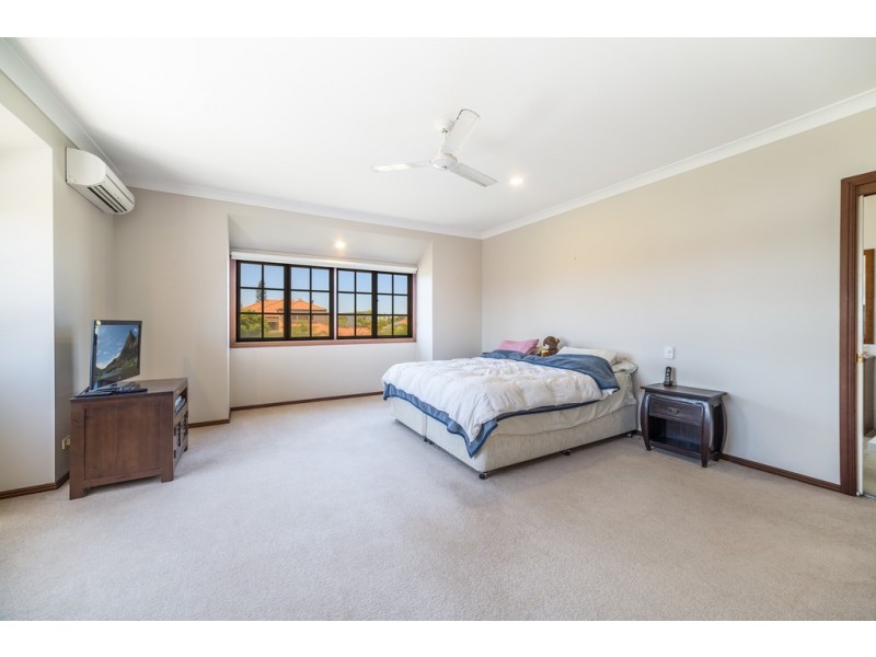 8 Renate Way, Benowa Waters QLD 4217