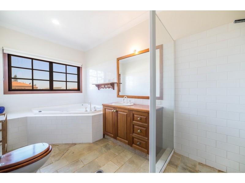 8 Renate Way, Benowa Waters QLD 4217