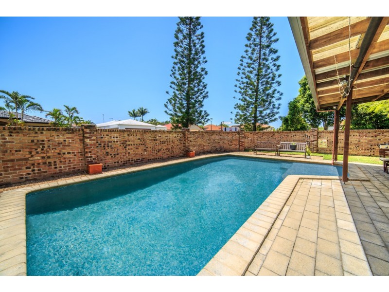 8 Renate Way, Benowa Waters QLD 4217