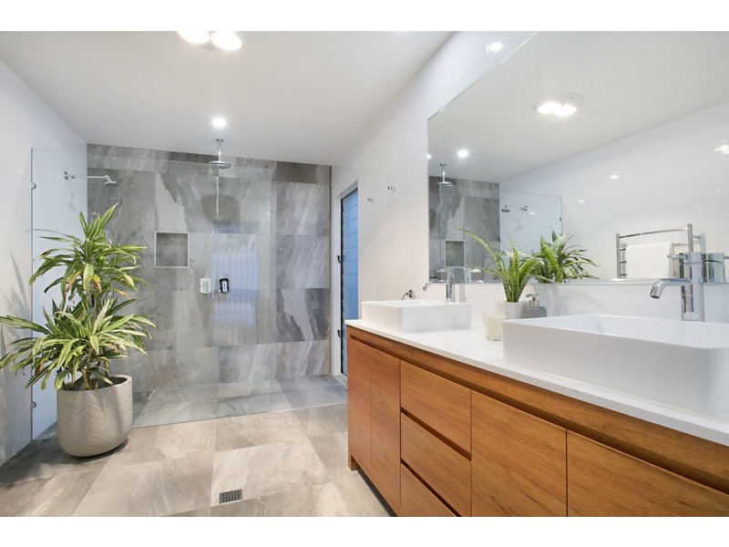 135 Campbell Street, Sorrento QLD 4217