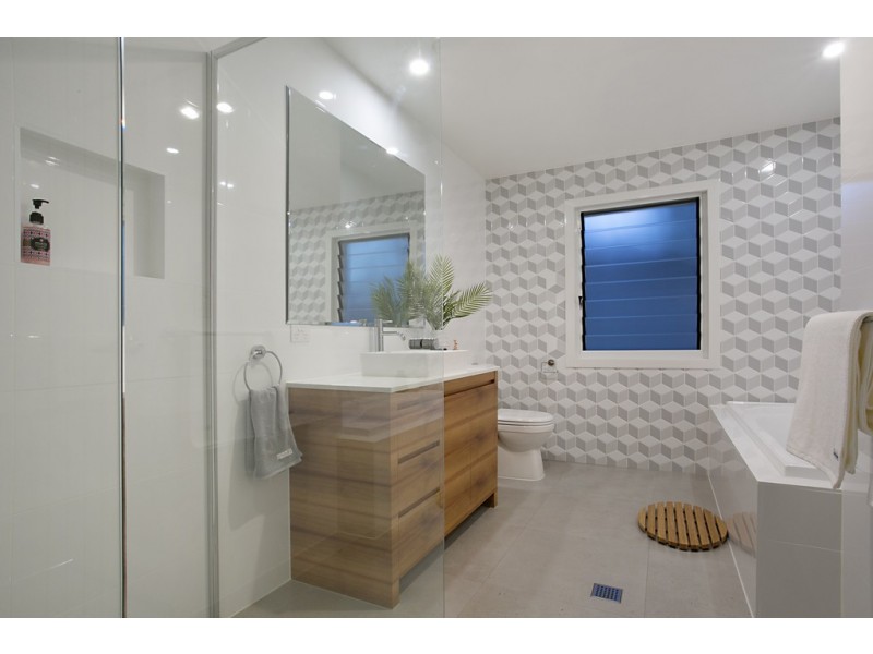 135 Campbell Street, Sorrento QLD 4217