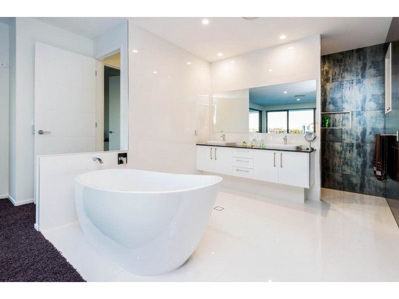 2211 Taromeo Court, Hope Island QLD 4212