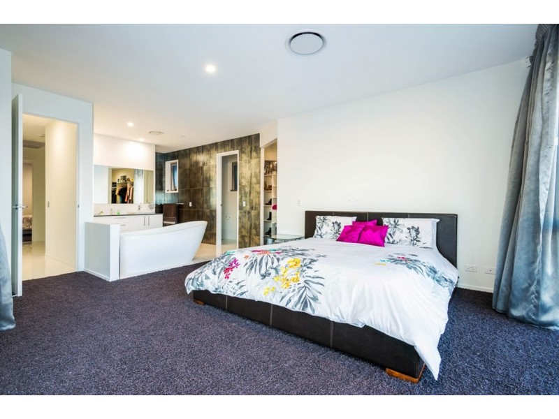2211 Taromeo Court, Hope Island QLD 4212