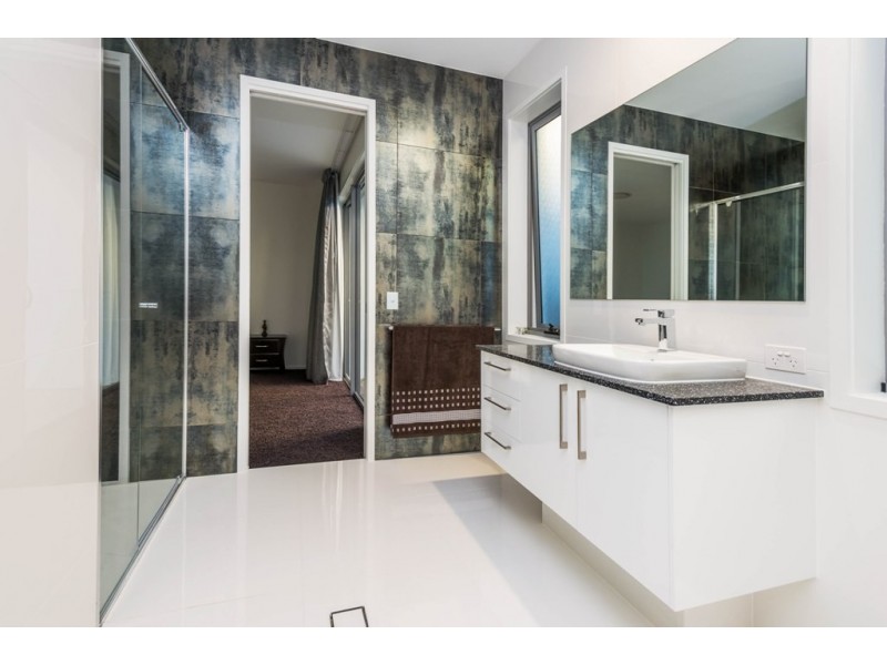 2211 Taromeo Court, Hope Island QLD 4212