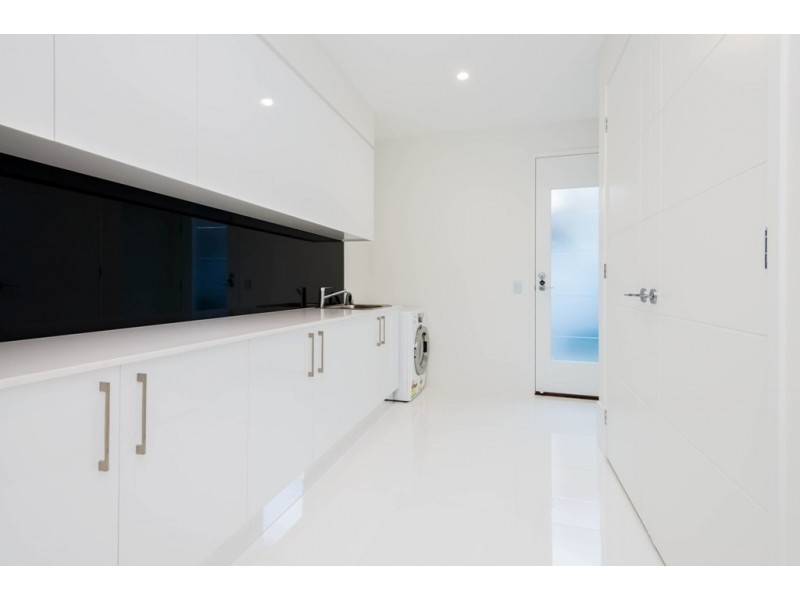 2211 Taromeo Court, Hope Island QLD 4212