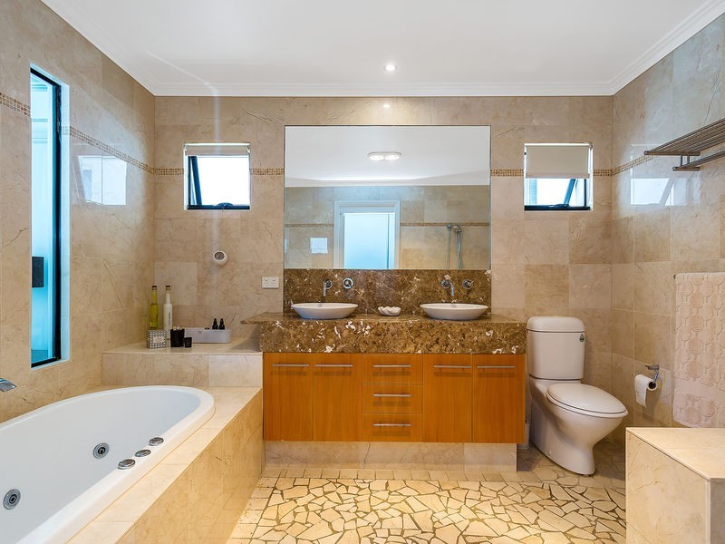 27 Rapallo Avenue, Isle Of Capri QLD 4217