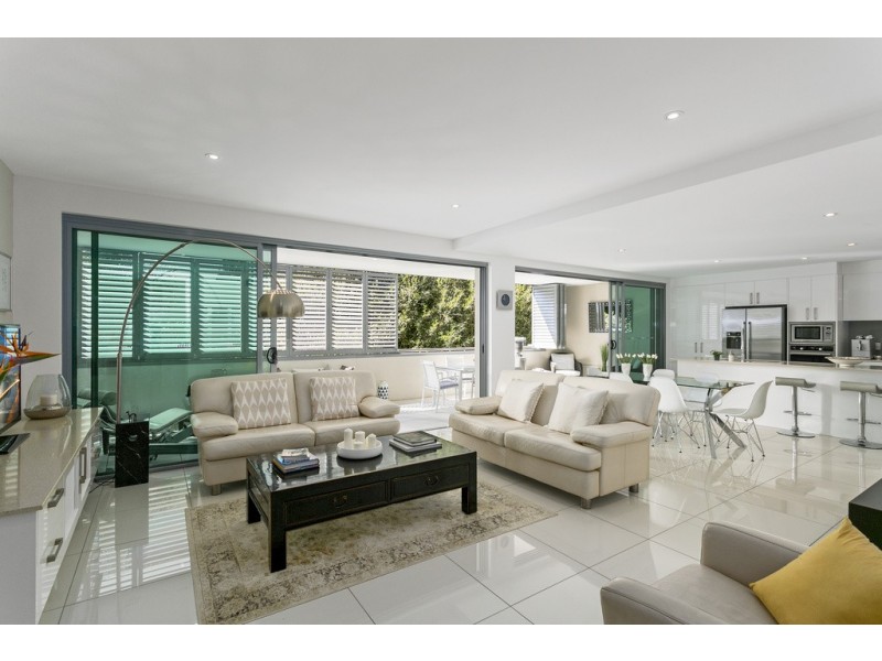 2/7 Burra Street, Chevron Island QLD 4217