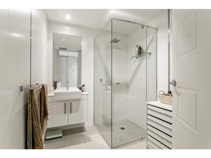 2/7 Burra Street, Chevron Island QLD 4217