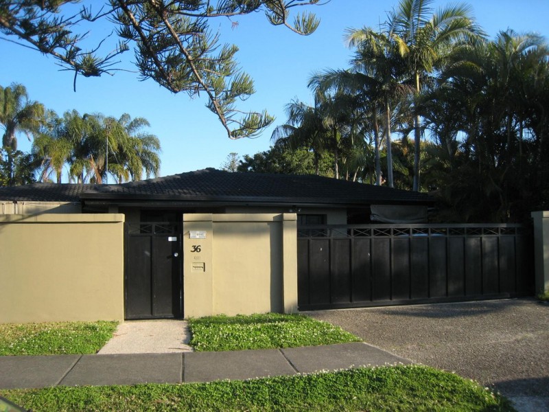 36 St Andrews, Isle Of Capri QLD 4217