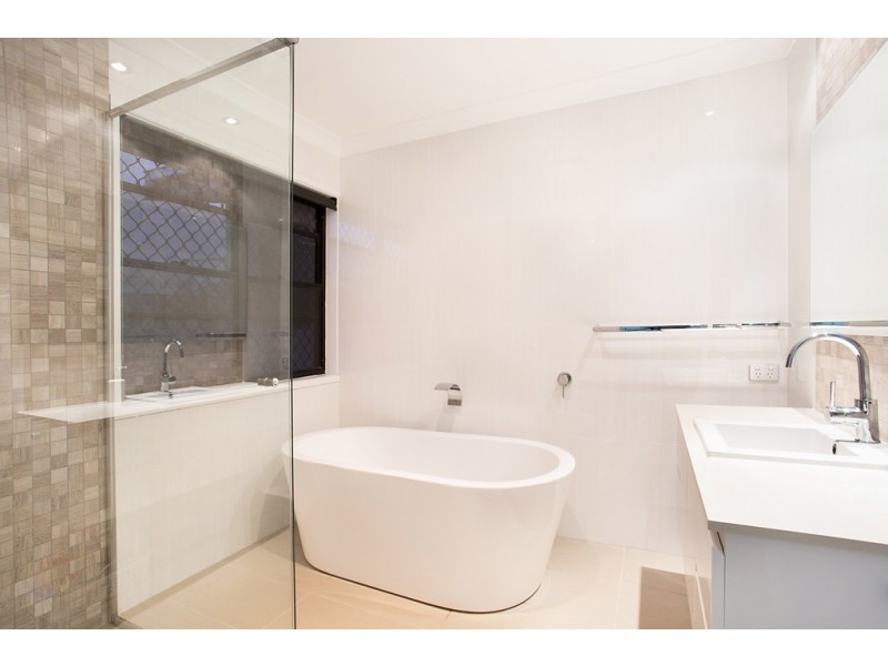 32 Blair Athol Crescent, Sorrento QLD 4217