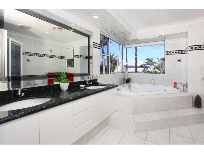 148 Bamboo Avenue, Benowa QLD 4217