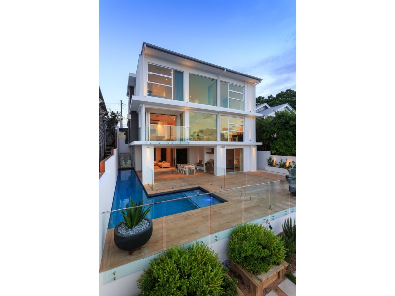 10 Wynnum Road, Norman Park QLD 4170