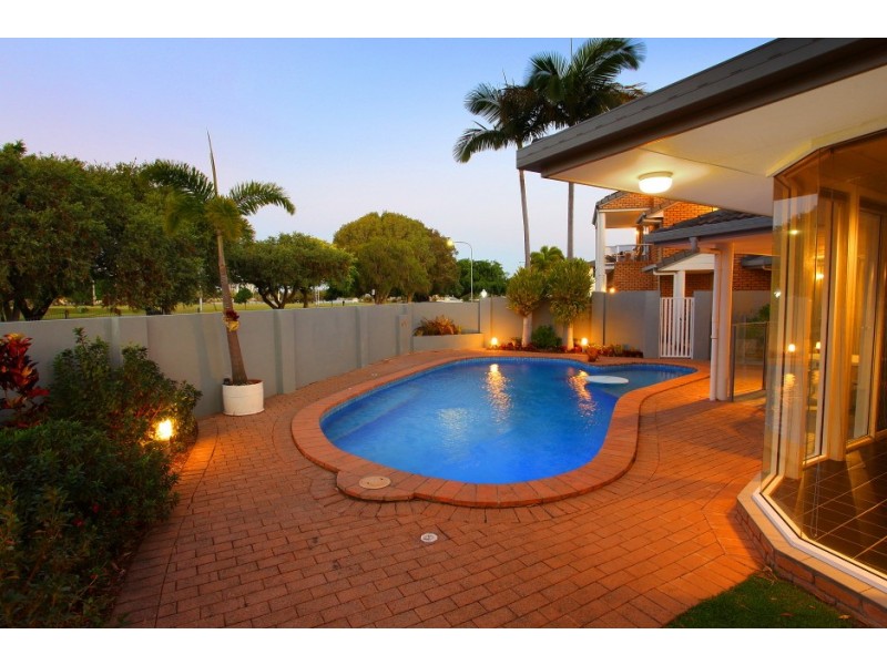 2 Biggs Place, Southport QLD 4215