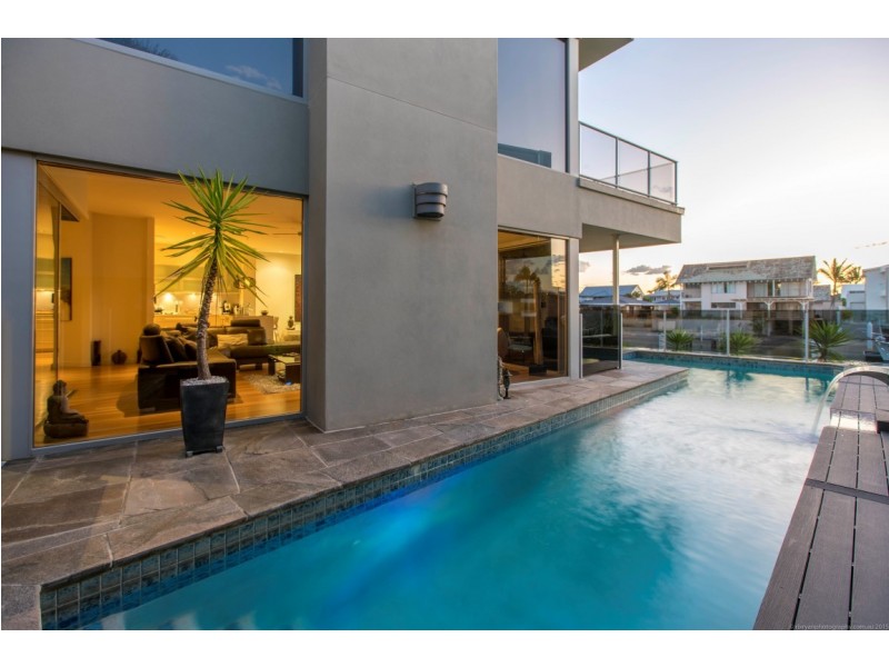 4 Seafarer Court, Paradise Waters QLD 4217