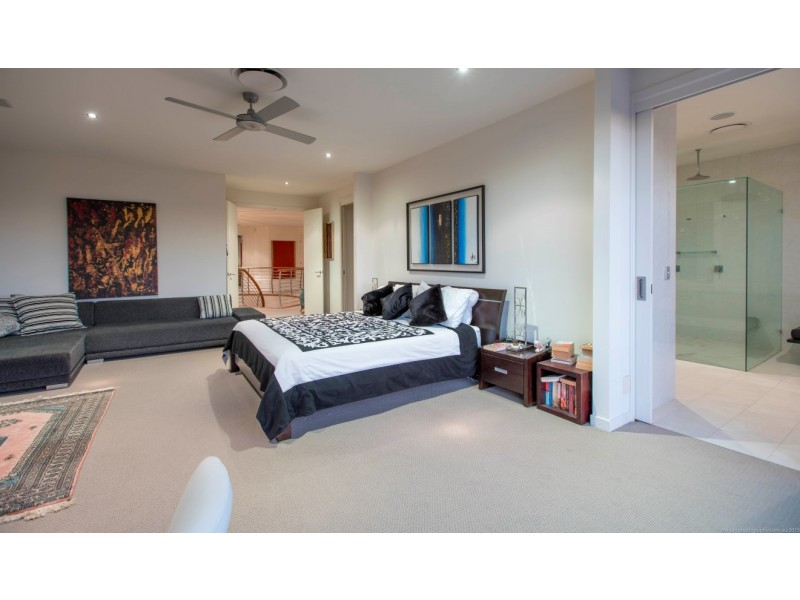 4 Seafarer Court, Paradise Waters QLD 4217