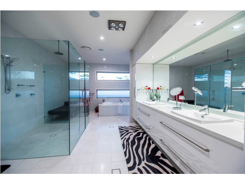 4 Seafarer Court, Paradise Waters QLD 4217