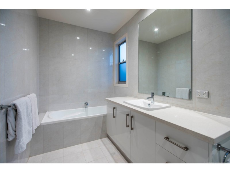 4 Seafarer Court, Paradise Waters QLD 4217