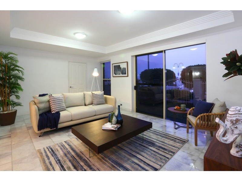 1/310 ‘Imperial Marine’ Marine Parade, Labrador QLD 4215