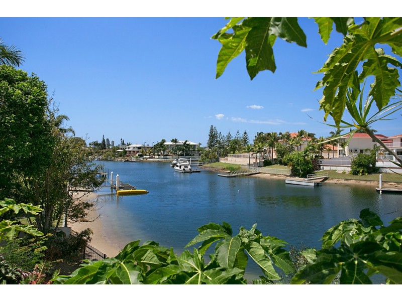1 Chantilly Close, Benowa Waters QLD 4217
