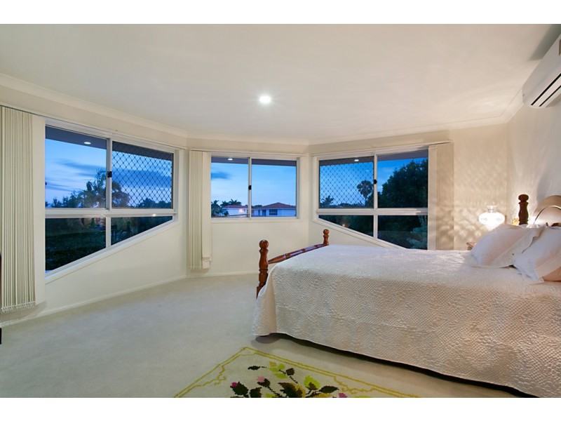 1 Chantilly Close, Benowa Waters QLD 4217