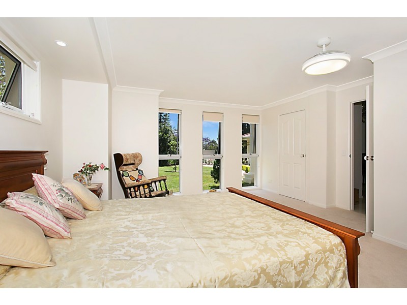 1 Chantilly Close, Benowa Waters QLD 4217