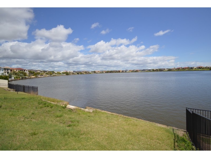 138 Sir Bruce Small Blvd, Benowa Waters QLD 4217