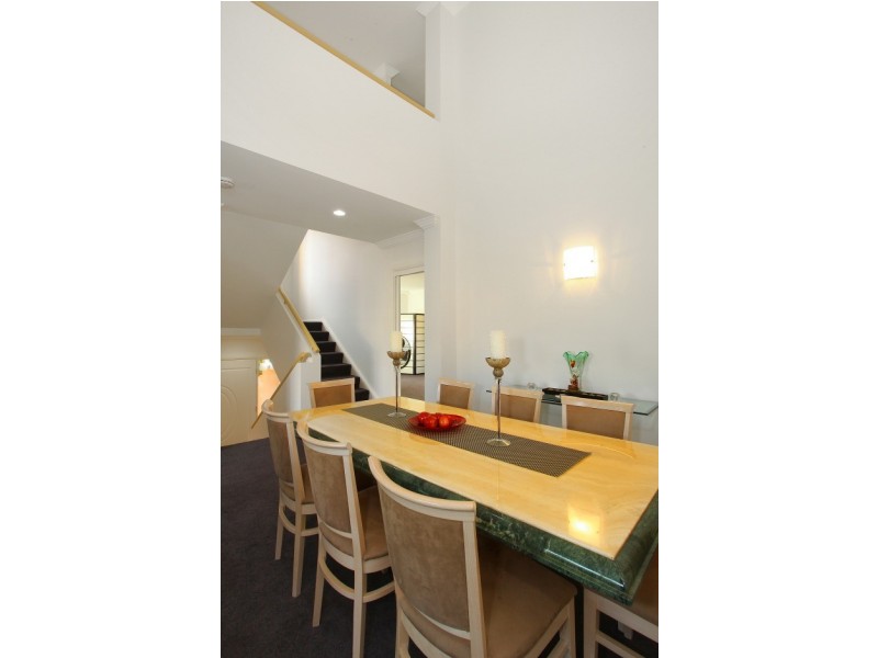 5/117 ‘Lake Hills’ Palm Medows Drive, Carrara QLD 4211