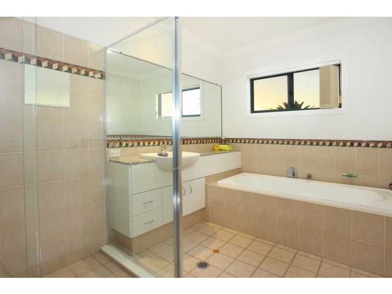 5/117 ‘Lake Hills’ Palm Medows Drive, Carrara QLD 4211